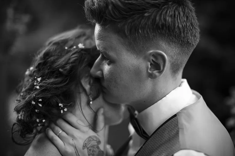 Portrait intime de mariage axé sur la tendresse et l'amour d'un couple