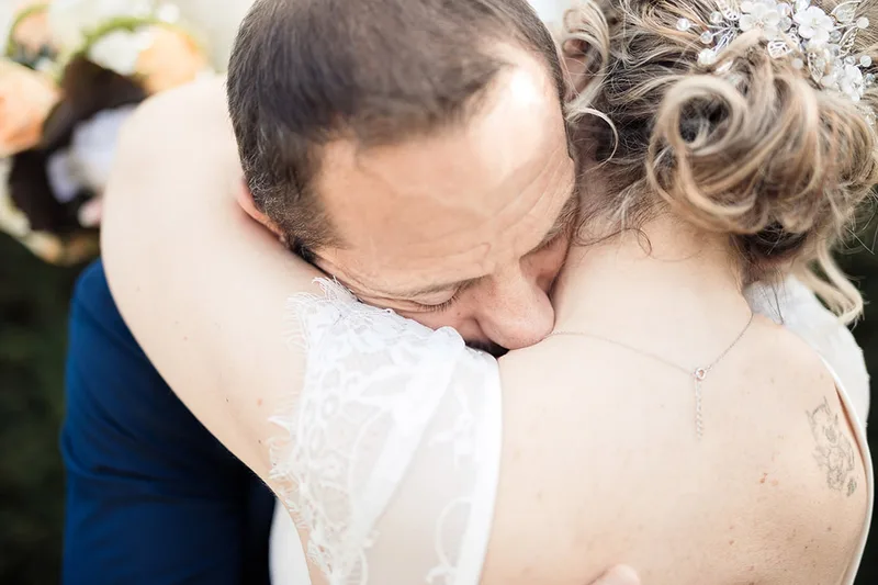 Câlin chaleureux et étreinte amoureuse d'un couple de jeunes mariés