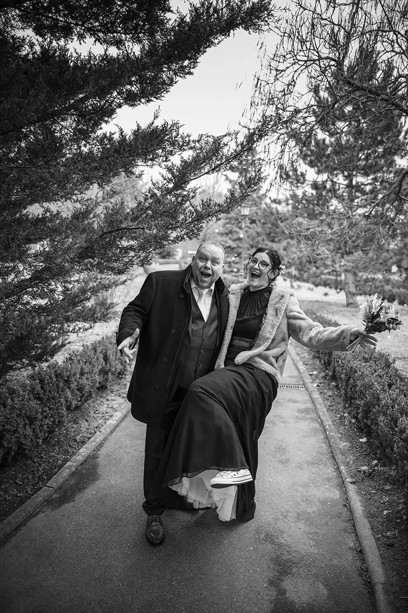 Moment amusant et décalé capturé sur le vif pendant les photos de mariage