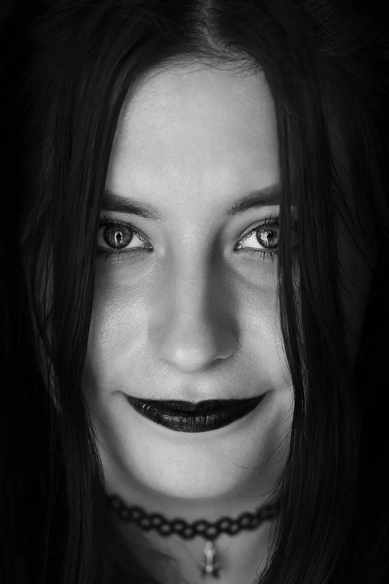 Portrait de mode capturant la beauté et le regard magnétique d'une jeune femme