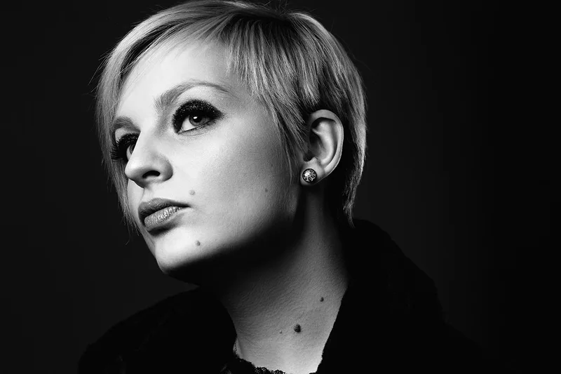 Portrait de studio axé sur la coiffure et le regard d'une femme
