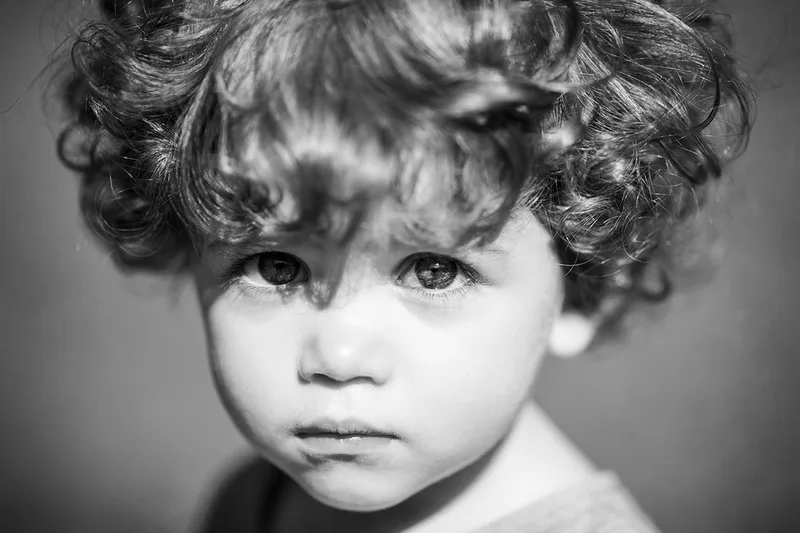 Portrait capturant l'innocence d'un enfant sous le soleil en lumière naturelle, à Lille