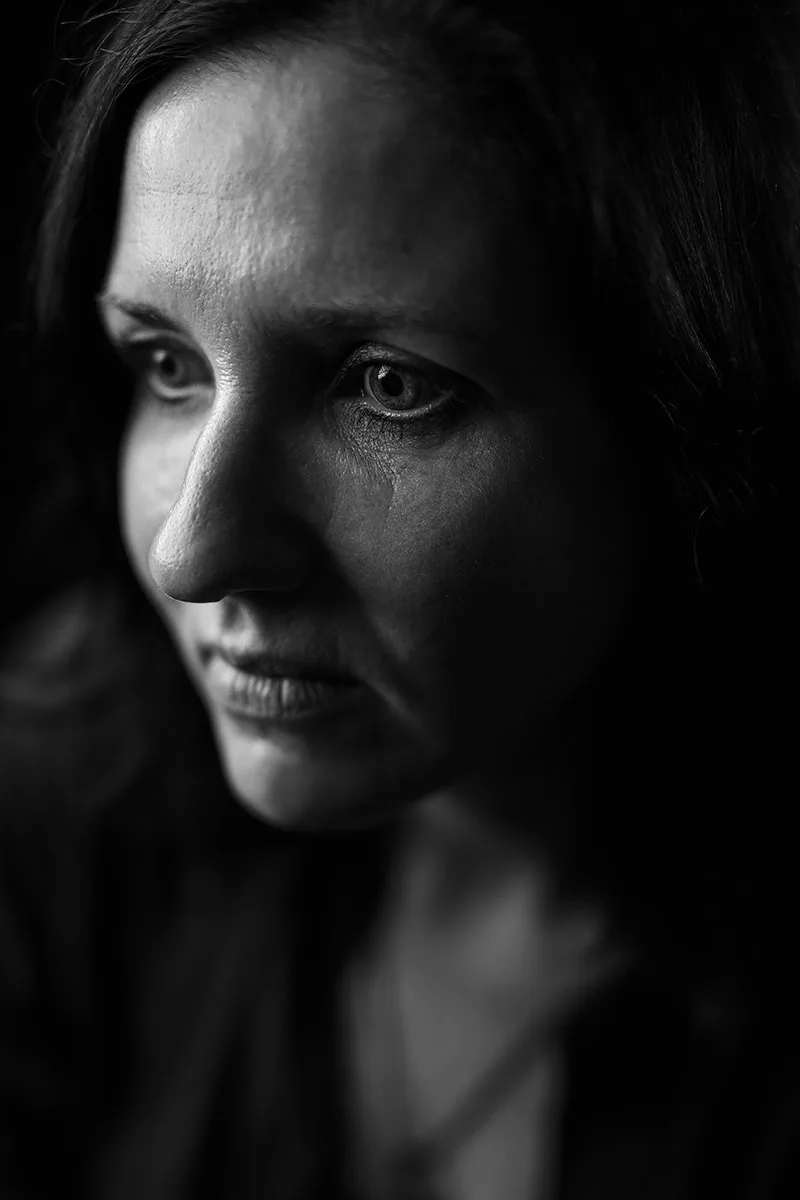 Portrait intimiste low-key invitant à la rêverie et à l'introspection