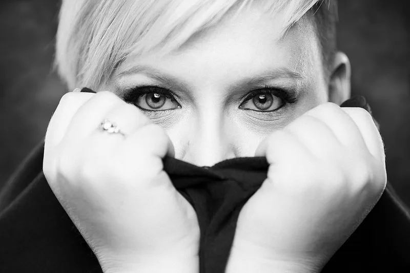 Portrait professionnel en studio d'une femme au maquillage soigné