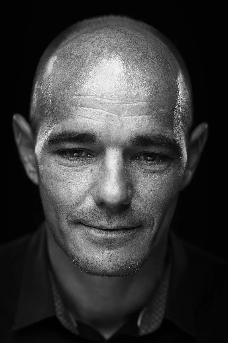Portrait de studio d'un homme pensif et habité par l'émotion
