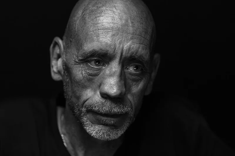 Portrait en clair-obscur low-key du comédien Emmanuel Gillet à Paris