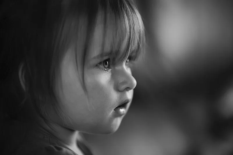 Gros plan en lumière naturelle sur le regard et les yeux d'un enfant, en Bretagne