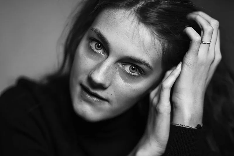 Portrait féminin subtil mêlant douceur et intensité du regard, à Montmartre