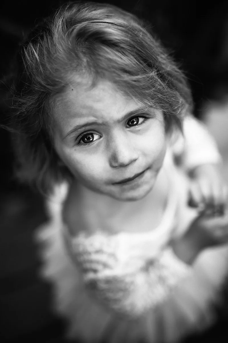 Portrait d'enfant empreint de douceur, mélancolie et nostalgie