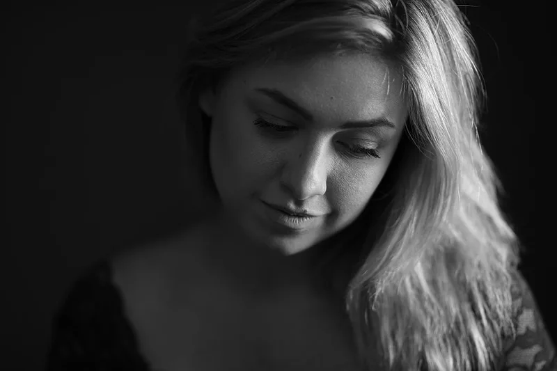 Portrait en studio de Mégane Perrin dévoilant un sourire timide et doux