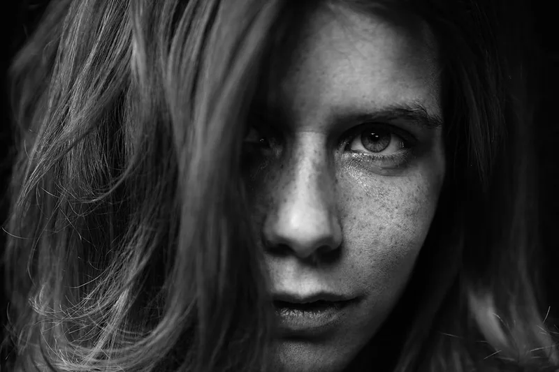 Portrait artistique de femme dégageant une force et une émotion intenses