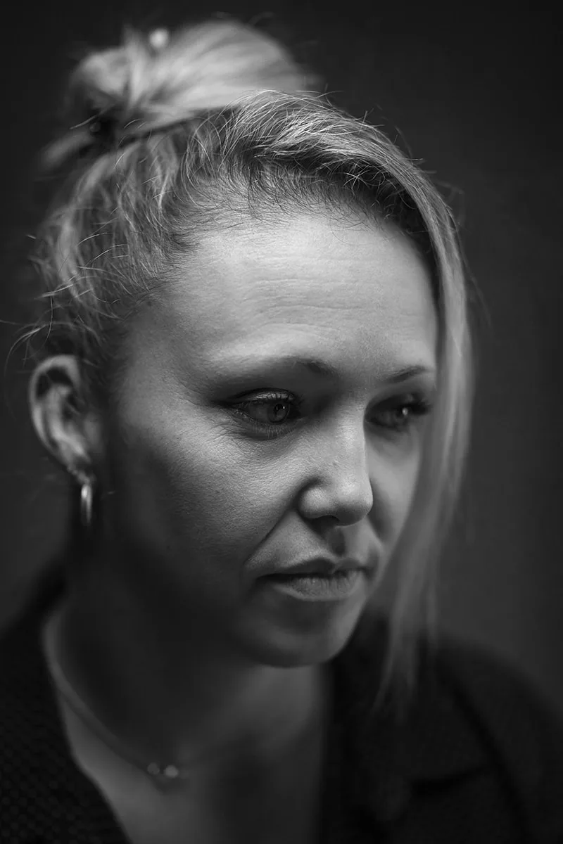 Portrait d'art en clair-obscur exprimant la beauté et la mélancolie d'une femme, en Normandie