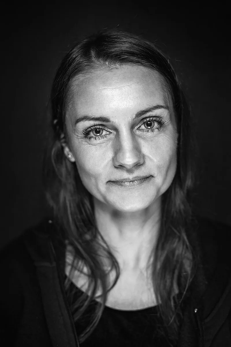 Portrait de studio d'une femme souriante au regard intense, à Forbach