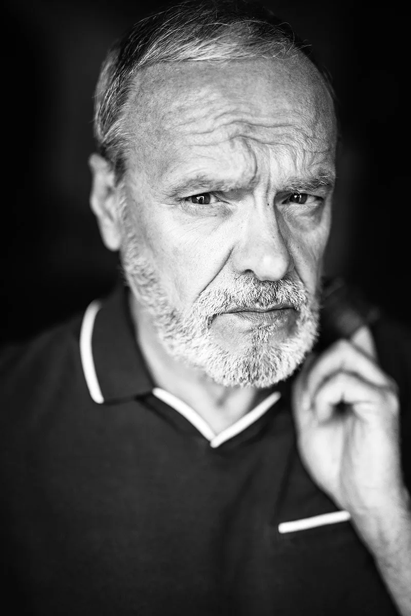 Portrait texturé en lumière naturelle d'un homme mûr au regard fort