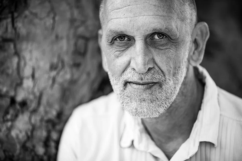 Portrait expressif d'un homme aux traits et rides marqués par le temps