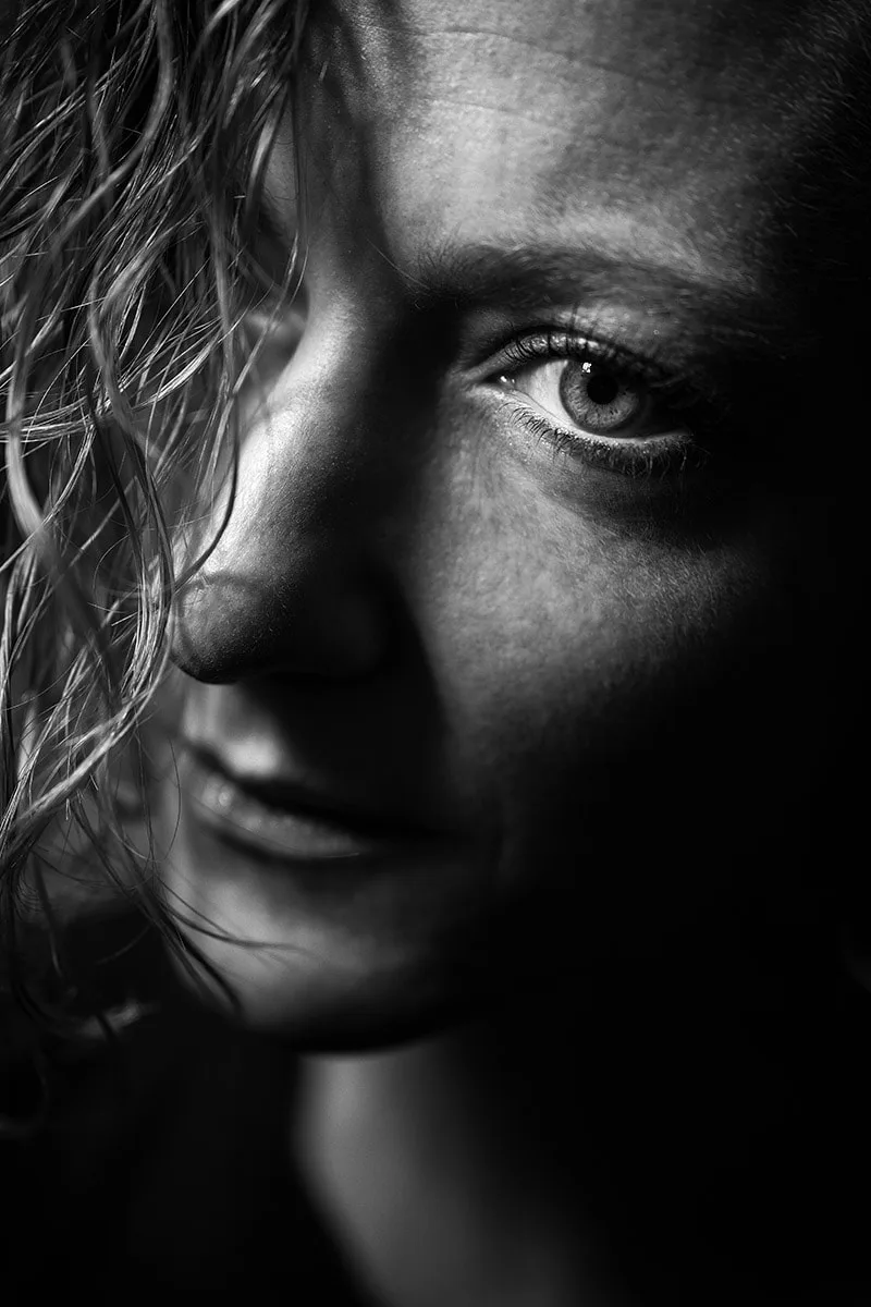 Portrait féminin en clair-obscur mystérieux et dramatique, à Thionville