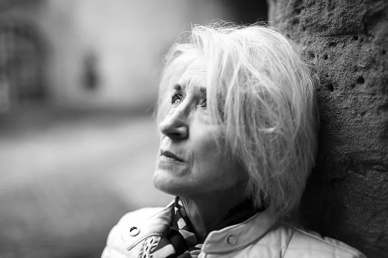 Portrait épuré d'une femme au regard intense en lumière naturelle, à Metz