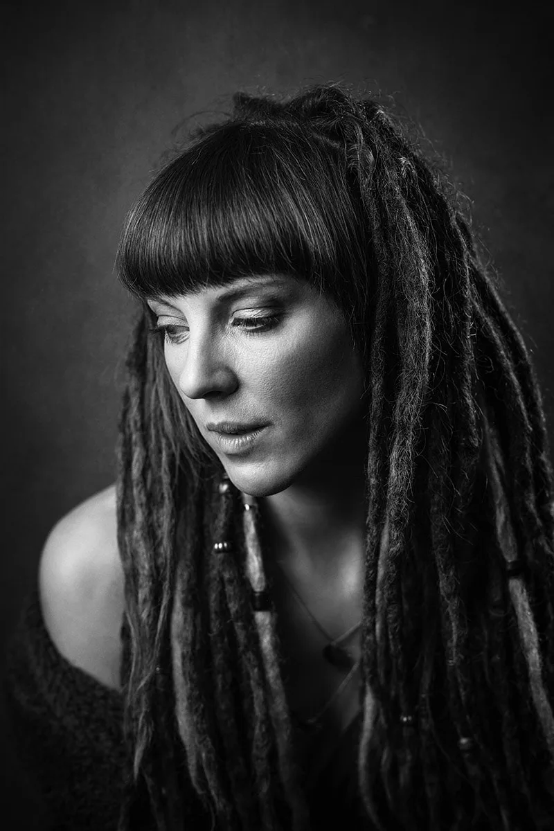 Portrait studio au flash d'une femme coiffée de dreadlocks, en Belgique