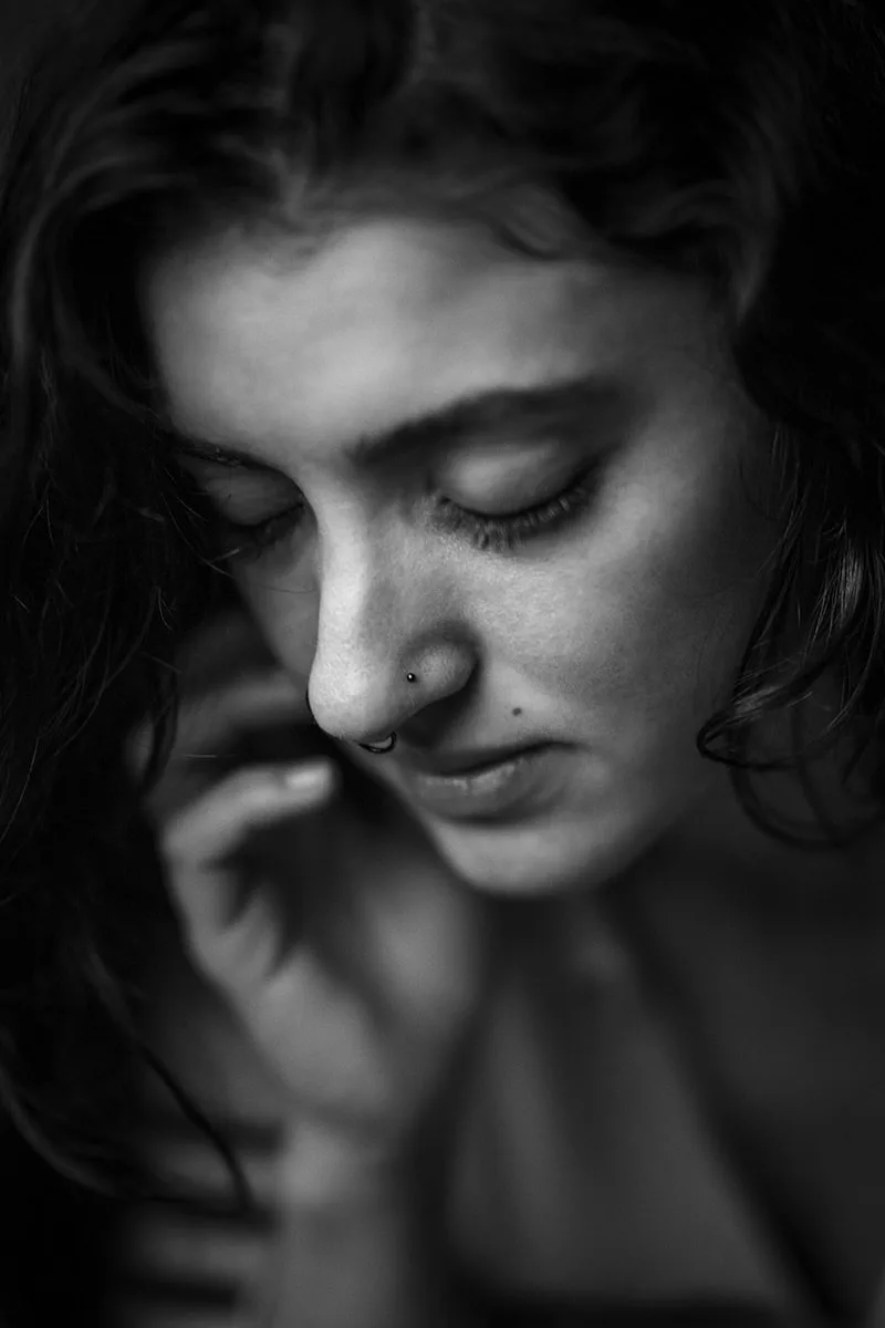 Portrait onirique et doux d'une femme dans une ambiance sombre