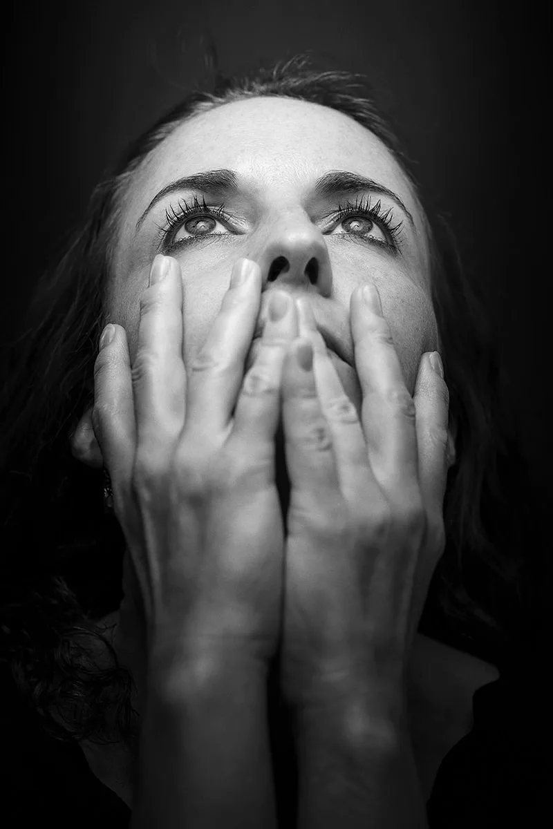 Portrait de studio mettant en valeur les mains et le regard d'une femme