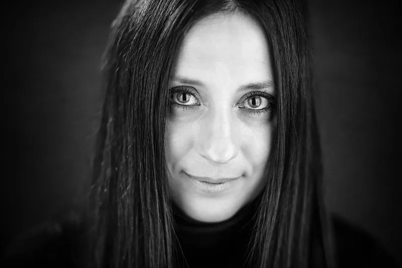 Portrait féminin en éclairage studio soulignant un regard en yeux de chat, à Saint-Avold