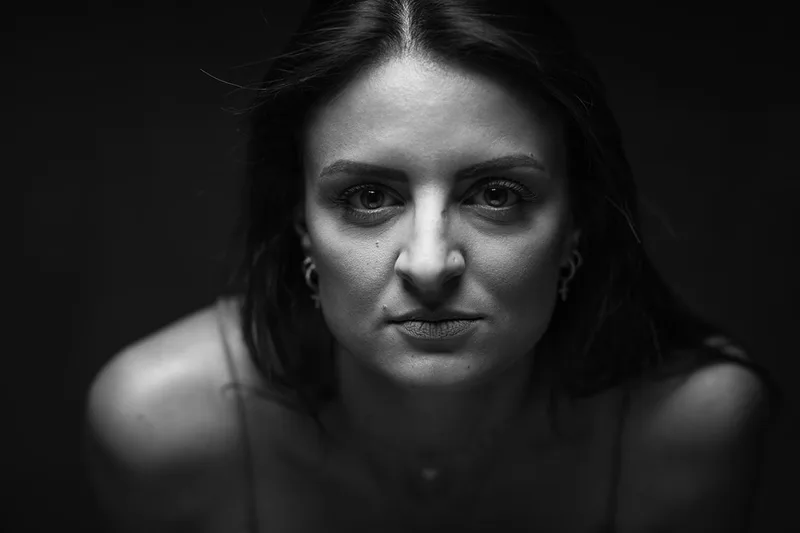 Portrait de mode féminin réalisé en studio avec un regard captivant