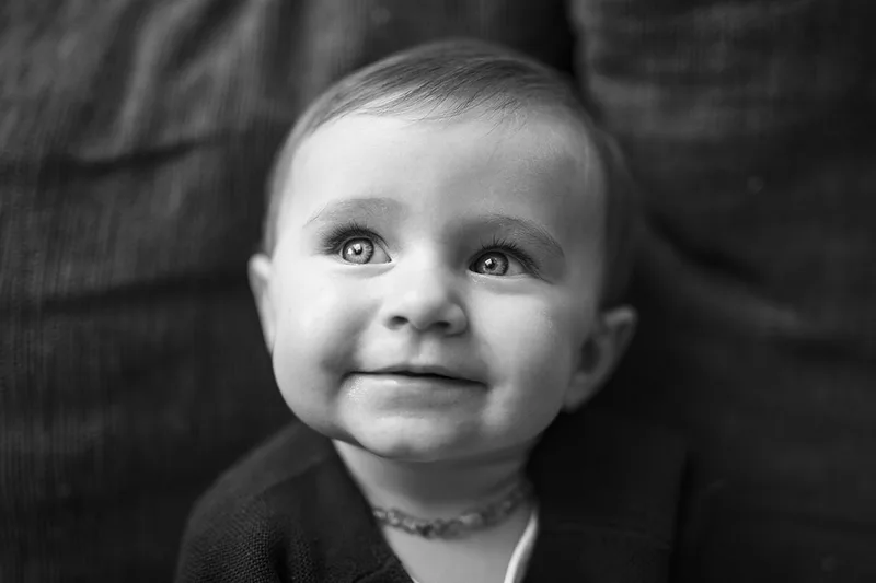 Portrait d'art d'un enfant souriant aux yeux clairs, à Sarrebourg