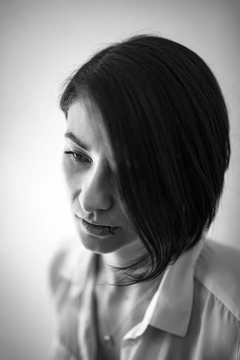 Portrait d'une femme capturée dans un moment d'introspection et de réflexion, à Yutz