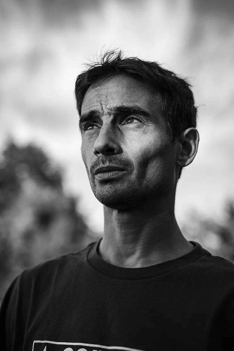 Portrait dramatique d'un homme sculpté par la lumière naturelle, à Forbach