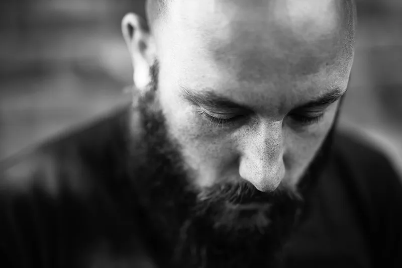 Portrait thématique d'un homme au style viking Ragnar dans une ambiance sombre