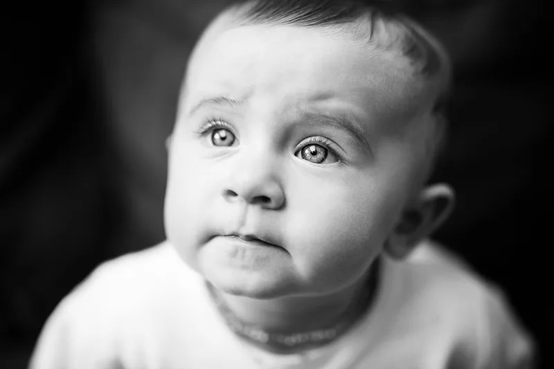 Portrait rapproché d'un enfant en lumière naturelle au regard vif