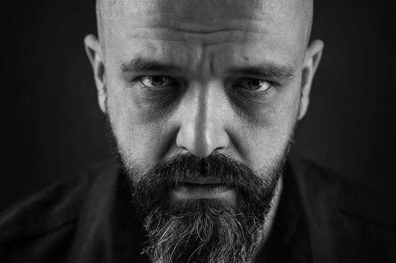 Portrait masculin serré exprimant une force intérieure et une grande intensité