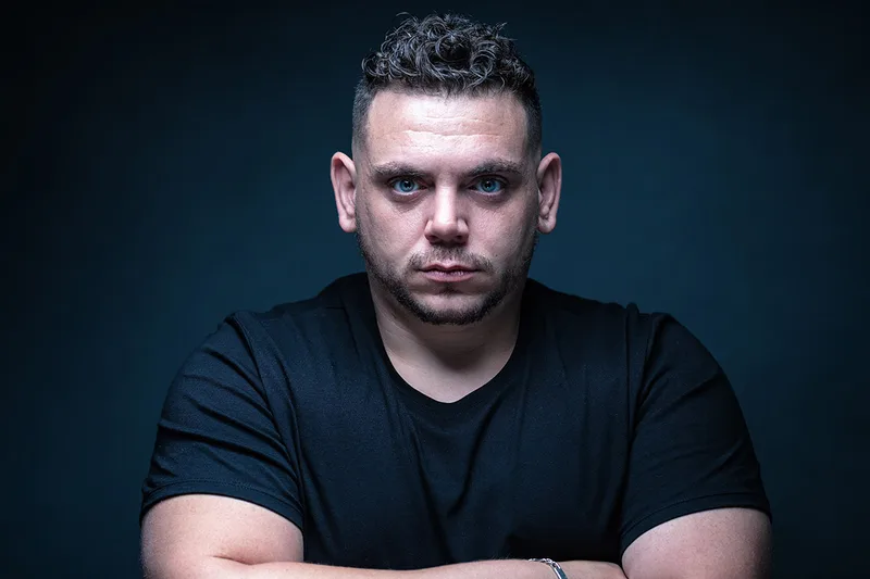 Portrait artistique en couleur d'un chanteur en studio, regard direct