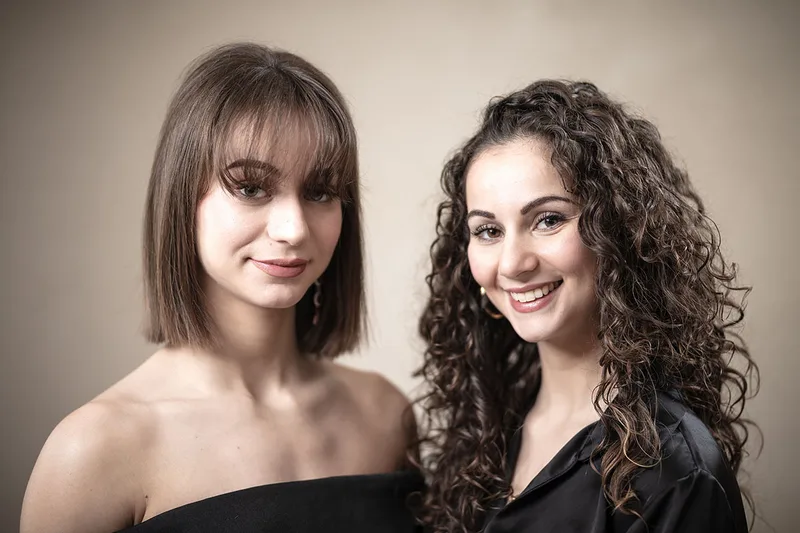 Portrait artistique en couleur de deux femmes qui sont soeurs