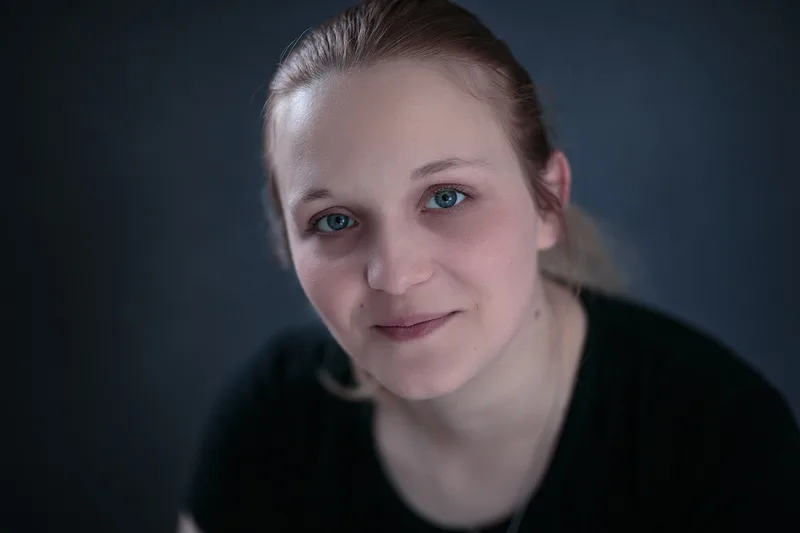 portrait artistique d'une jeune femme, lumière douce et ambiance bleue