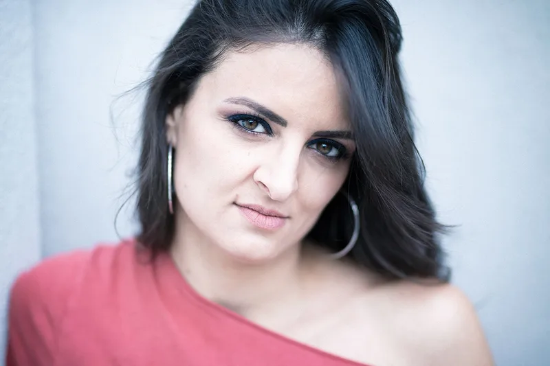 Portrait artistique en couleur d'une femme brune, regard et expression naturelle
