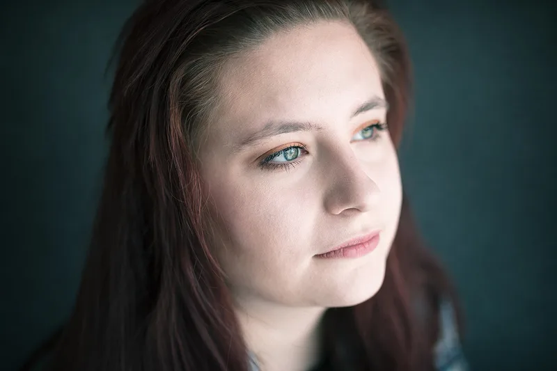 Portrait artistique en couleur d'une femme en lumière naturelle, regard lumineux