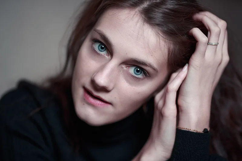 Portrait artistique en couleur d'une femme aux yeux bleus, regard direct, à Paris