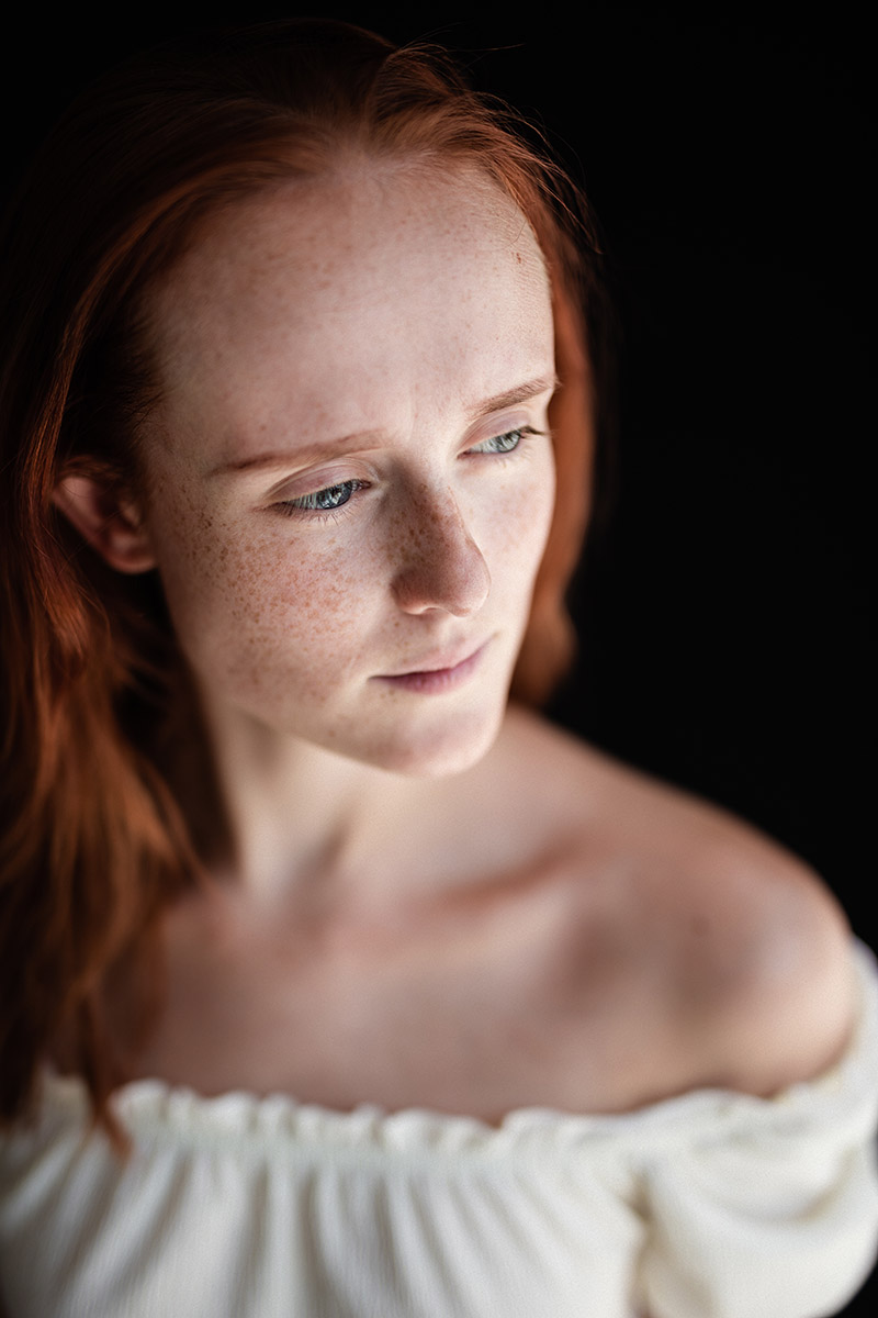 Portrait artistique en couleur d'une femme rousse en lumière naturelle, à Metz