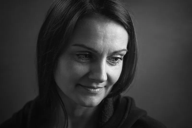 Portrait artistique d'une femme, regard introspectif en noir et blanc et clair-obscur