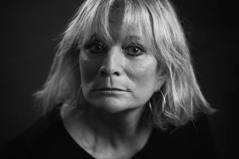 Portrait féminin en noir et blanc, regard direct et expression intense, à Sarreguemines