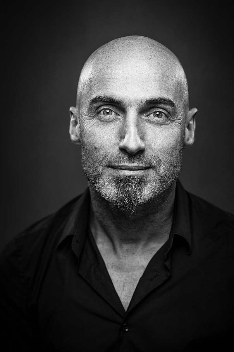 Portrait masculin en noir et blanc, regard direct et expression naturelle