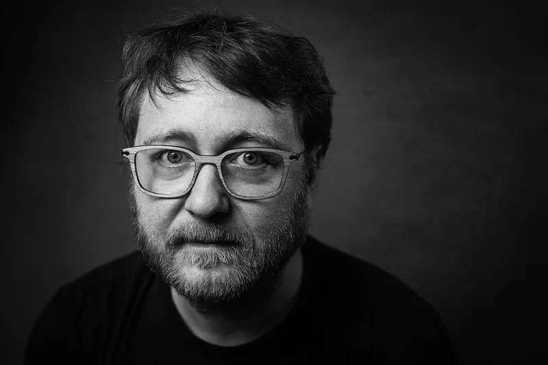 Portrait naturel d'une personne face à l'objectif