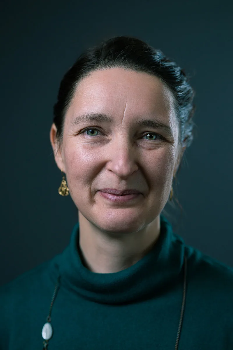 Portrait corporate d'une femme au regard vert émeraude pour sa communication