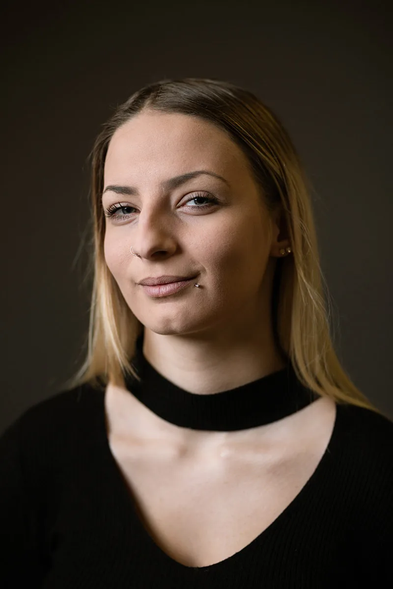 Portrait professionnel d'une femme souriante pour sa communication d'entreprise