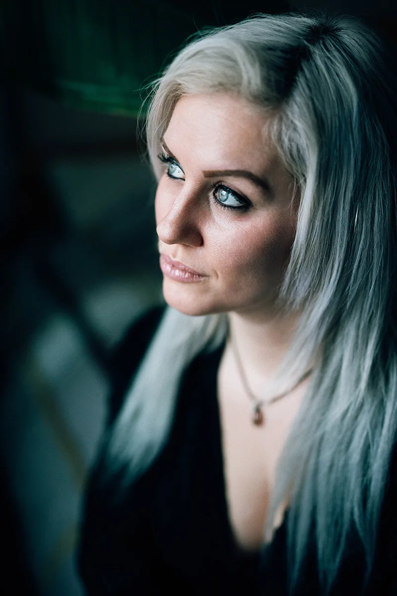 Portrait intimiste de femme centré sur l'expression profonde des yeux