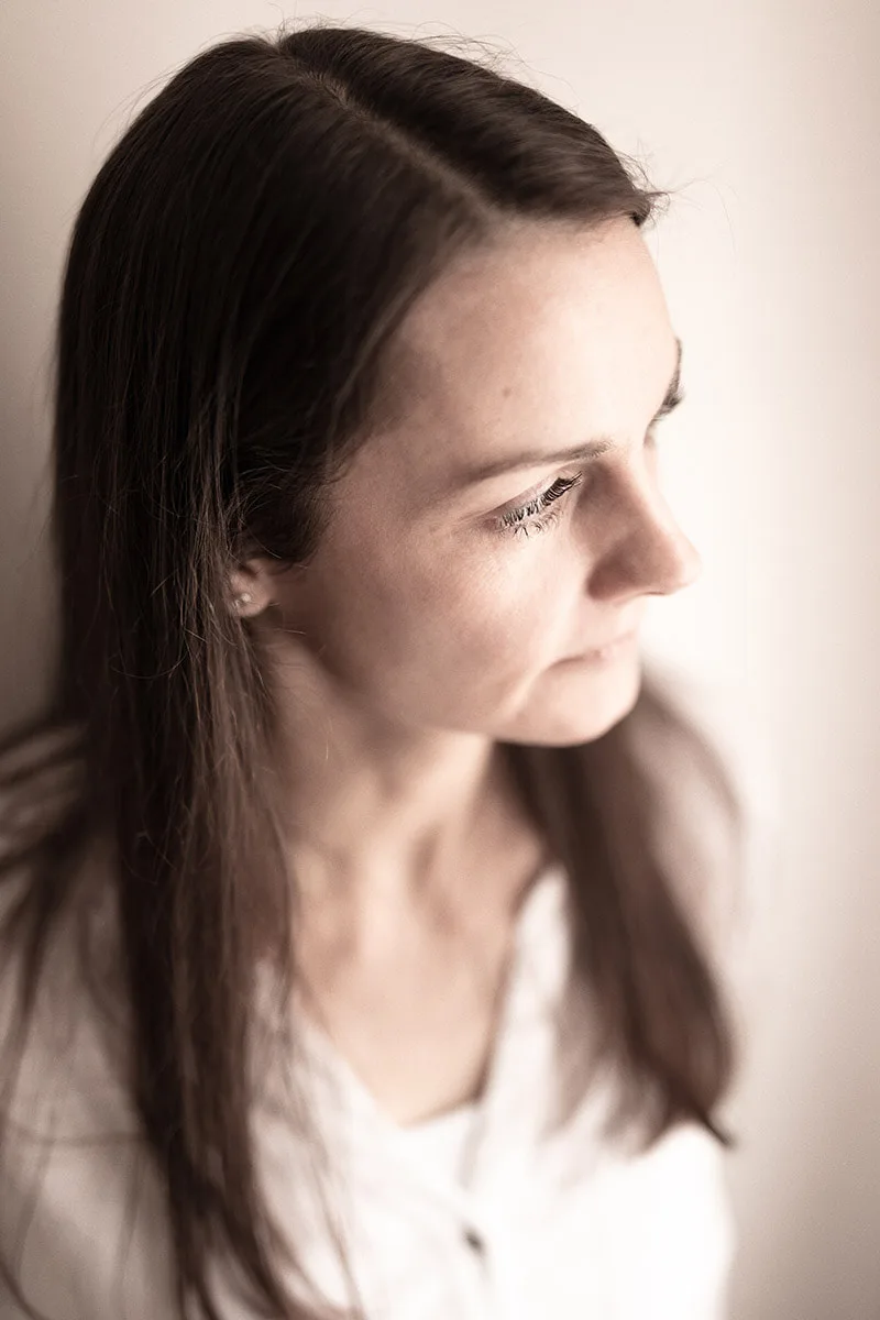 Portrait monochrome et doux d'une femme capturé en lumière naturelle