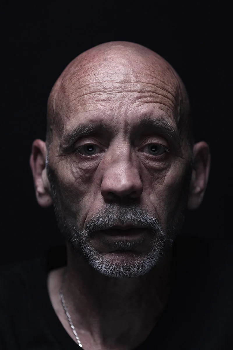 Portrait studio expressif et mélancolique du comédien Emmanuel Gillet, à Paris