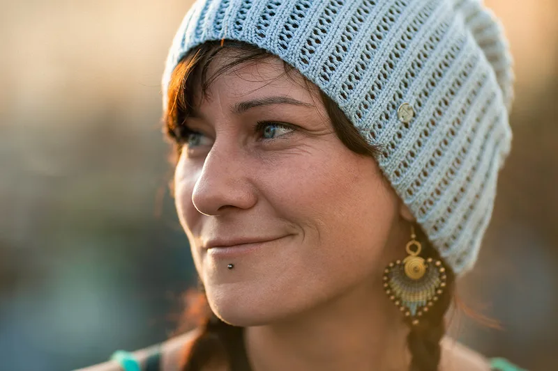 Portrait en lumière naturelle de Sophy-Ann Pudwell invitant à la rêverie, à Paimpol