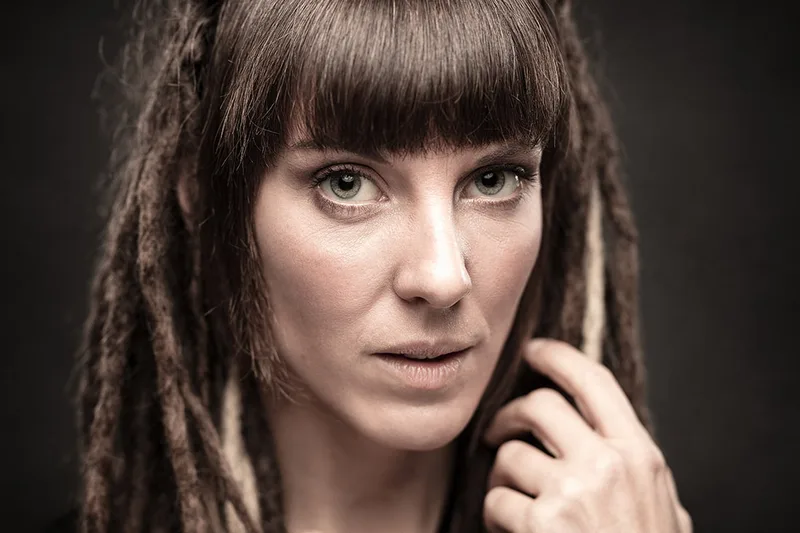 Portrait d'art fine art d'une femme aux dreadlocks exprimant une vive émotion